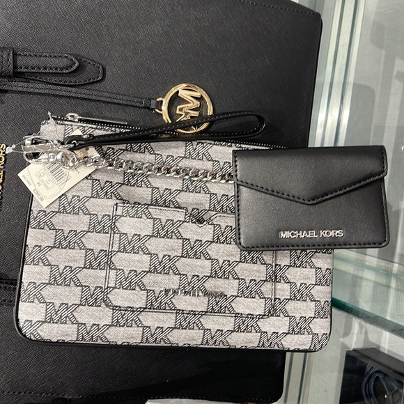 MICHAEL KORS JET SET ITEM LG 2 in 1 CARD CASE & WRISTLET
Black 
NWT - Picture 8 of 16